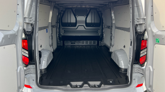 Ford Transit Custom 280 L2 Diesel Fwd 2.0 EcoBlue 136ps H1 Van Limited - Image 4